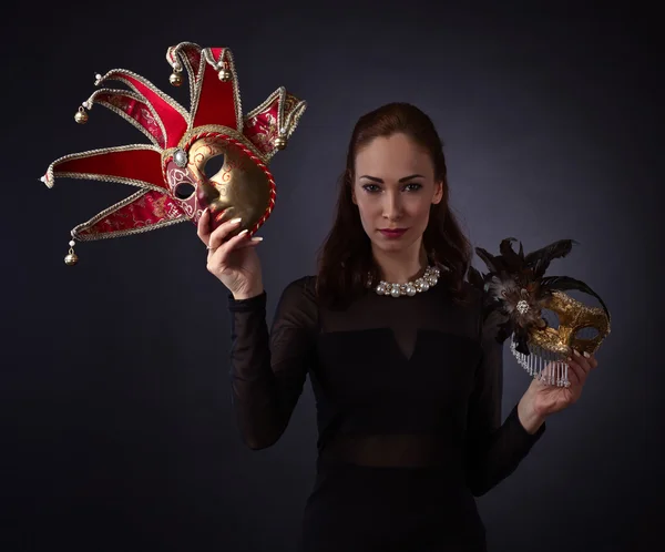 Bella donna con maschera di carnevale — Foto Stock