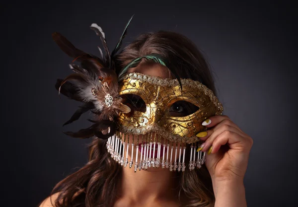 Belle femme avec masque de carnaval — Photo