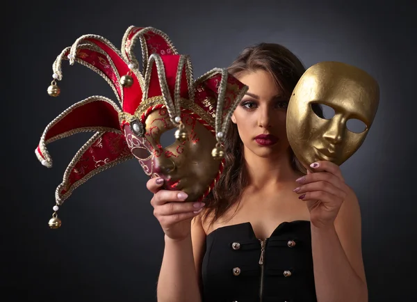 Hermosa mujer con máscara de carnaval — Foto de Stock