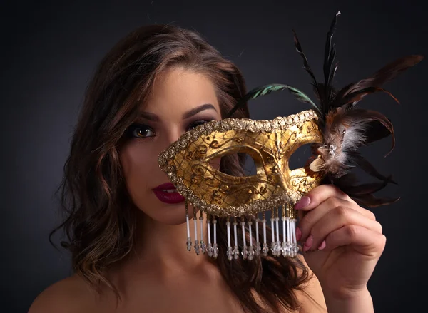 Bella donna con maschera di carnevale — Foto Stock
