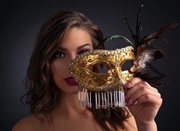 Mulher bonita com máscara de carnaval — Fotografia de Stock