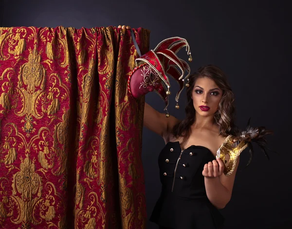 Bella donna con maschera di carnevale — Foto Stock