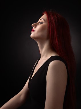 Güzel kızıl saçlı kadın 