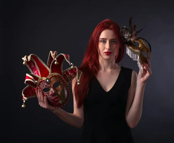 Vacker rödhårig kvinna med carnival mask — Stockfoto