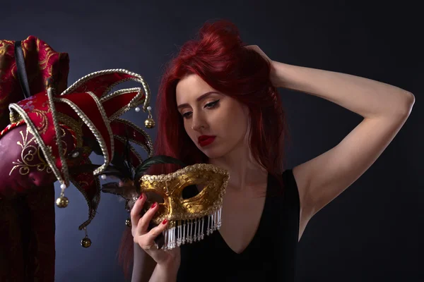 Schöne rothaarige Frau mit Karnevalsmaske — Stockfoto
