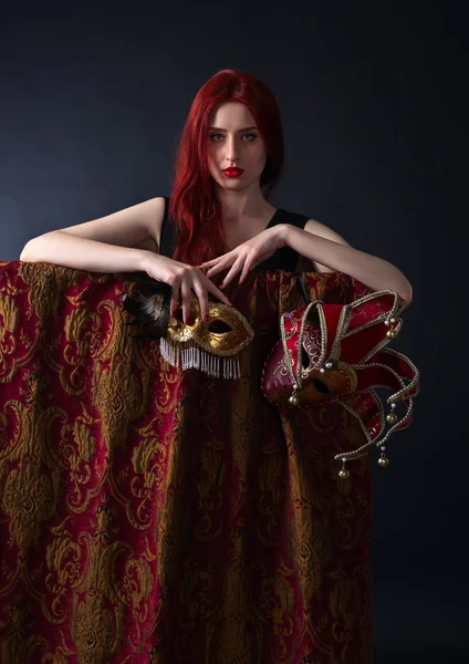 Mulher ruiva bonita com máscara de carnaval — Fotografia de Stock