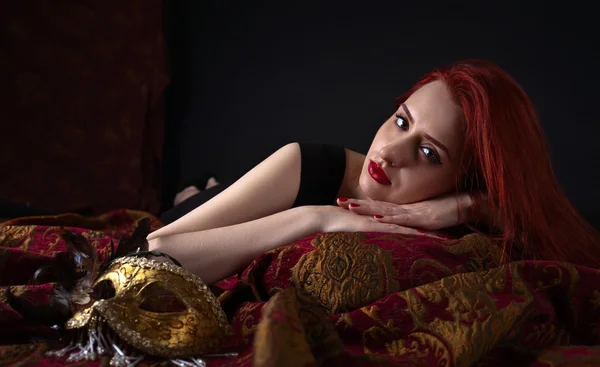 Gyönyörű vörös hajú nő karneváli maszk — Stock Fotó