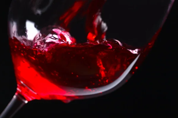 Κόκκινο κρασί σε μαύρο φόντο — Φωτογραφία Αρχείου
