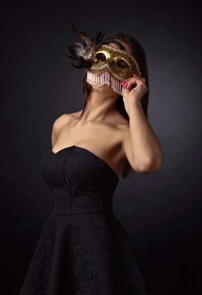 Bella donna con maschera carnevale d'oro — Foto Stock