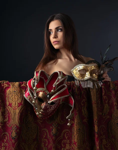 Hermosa mujer con máscaras de carnaval de oro —  Fotos de Stock