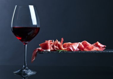 Jamon ve kırmızı şarap