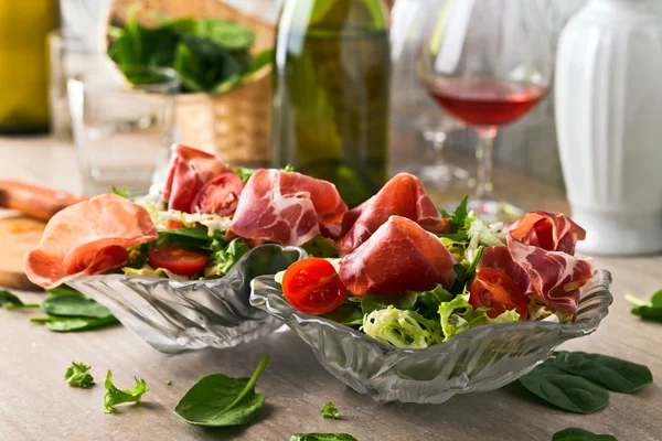 Salada com jamon — Fotografia de Stock