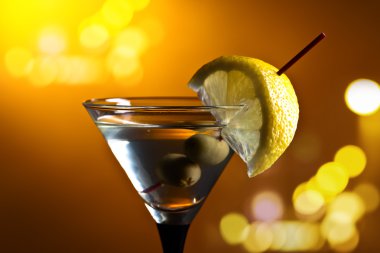  limon ve yeşil zeytinli martini 