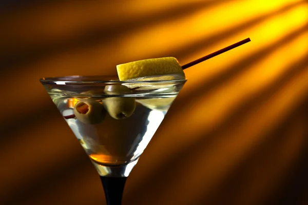 Limon ve yeşil zeytinli martini — Stok fotoğraf