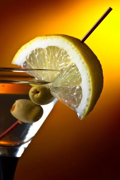 Martini, citrom- és zöld olajbogyó — Stock Fotó