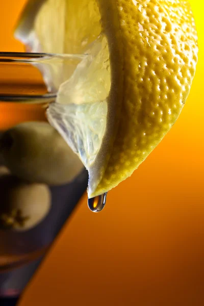 Martini z cytryna i zielone oliwki — Zdjęcie stockowe