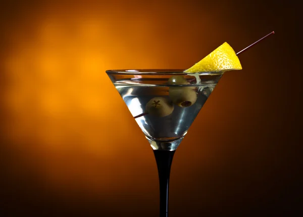 Martini mit Zitrone und grünen Oliven — Stockfoto