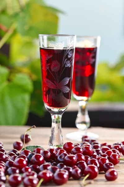 Cherry brandy and ripe berries — Stock Photo, Image