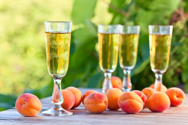 Licor de damasco na mesa no jardim — Fotografia de Stock