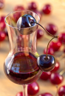 kiraz likörü ve çilek