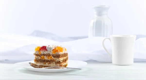 Pastel de miel con fresas y naranja —  Fotos de Stock