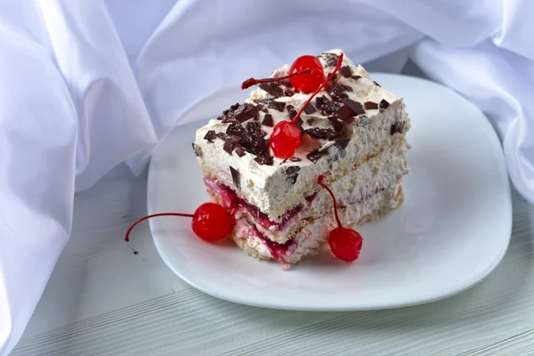 Zelfgemaakte cake met kersen en chocolade — Stockfoto