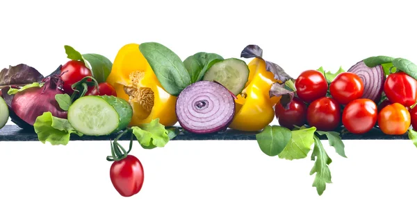 Gemüse mit Salatblättern isoliert auf weiß — Stockfoto