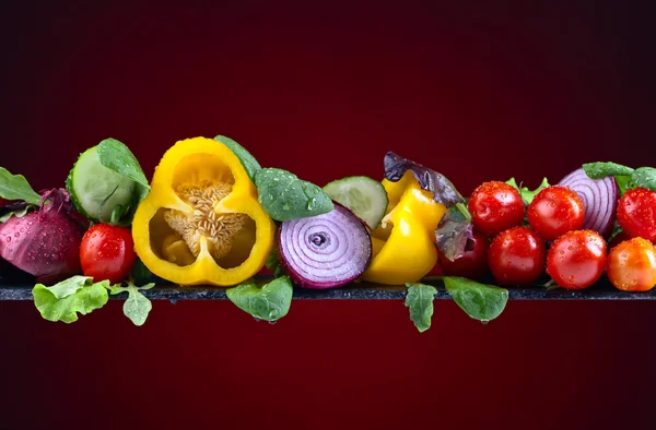 Groenten met salade bladeren — Stockfoto