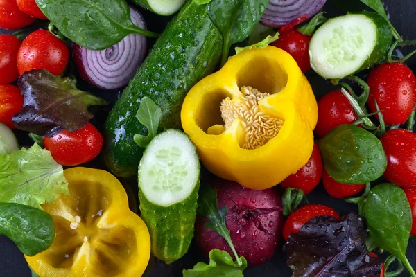 Verduras con hojas de ensalada —  Fotos de Stock