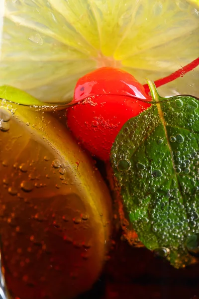 Cola z wapna, wiśni i mięty pieprzowej — Zdjęcie stockowe