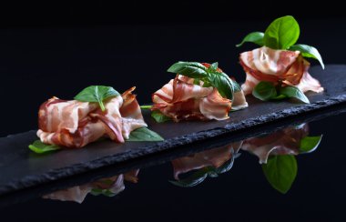 pastırma yeşil fesleğen ile 