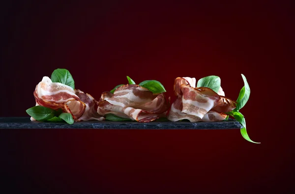 Pancetta con basilico verde — Foto Stock