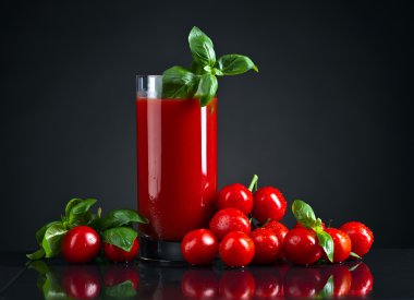 cam tablo yansıtan lezzetli domates kanlı mary kokteyl fotoğrafı 