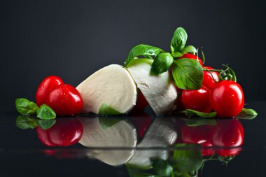 Mozzarella peyniri, domates ve fesleğen ile