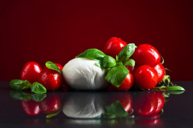 Mozzarella peyniri, domates ve fesleğen ile