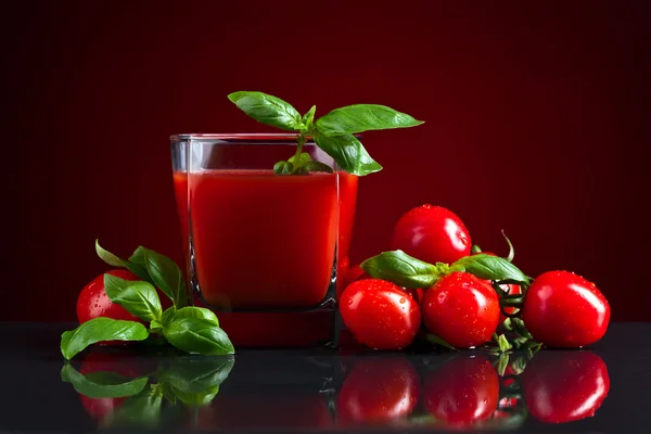 Foto de delicioso cóctel de tomate sangriento Mary en la mesa de cristal reflectante — Foto de Stock