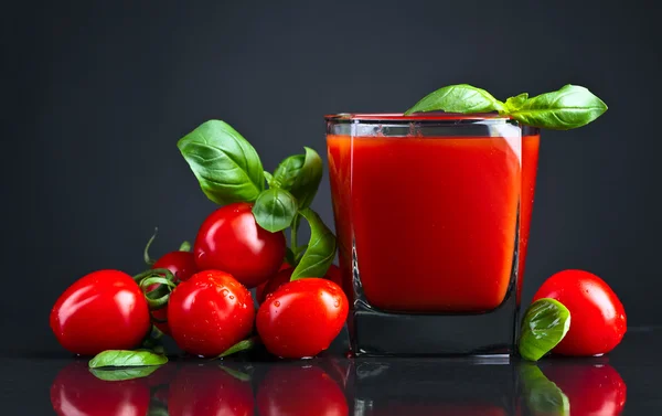 Foto de delicioso cóctel de tomate sangriento Mary en la mesa de cristal reflectante — Foto de Stock