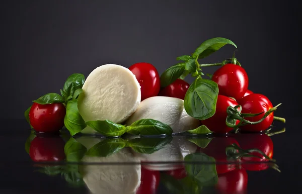 Mozzarella con basilico e pomodori — Foto Stock