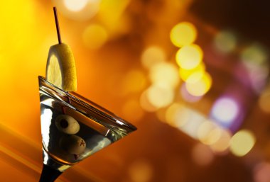  limon ve yeşil zeytinli martini 