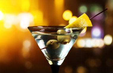  limon ve yeşil zeytinli martini 