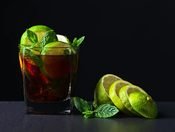 Cocktail Cuba libre med lime och pepparmynta blad — Stockfoto