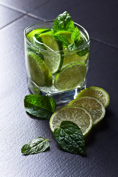  kokteyl limon ve nane yaprakları ile 