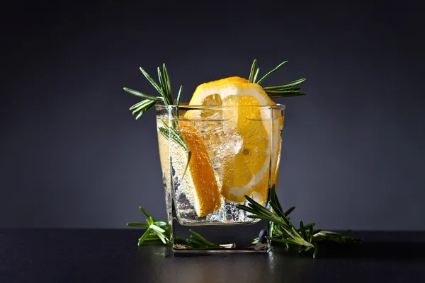 Drink with tonic, lemon and rosemary — Stock Photo, Image