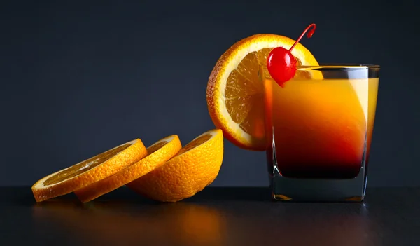 Коктейль Текила восход солнца и апельсин — стоковое фото