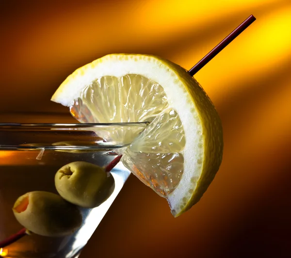  limon ve yeşil zeytinli martini 