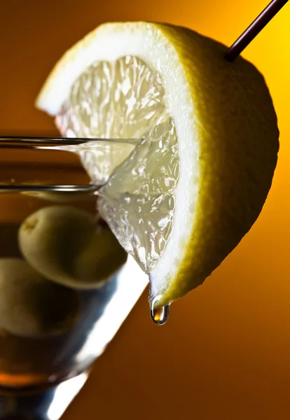 Мартіні з лимоном і зеленими оливками — стокове фото