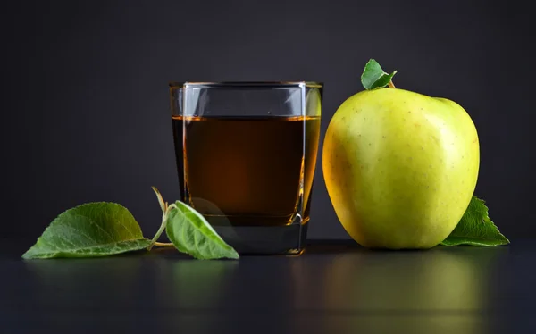 Grönt äpple och äppeljuice — Stockfoto