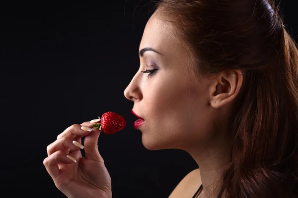 Young woman with strawberry — Stock Photo, Image