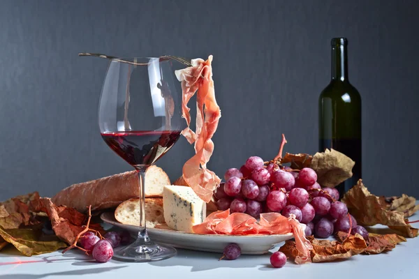 Jamon e vinho tinto — Fotografia de Stock