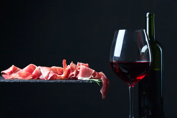 Jamón y vino tinto — Foto de Stock